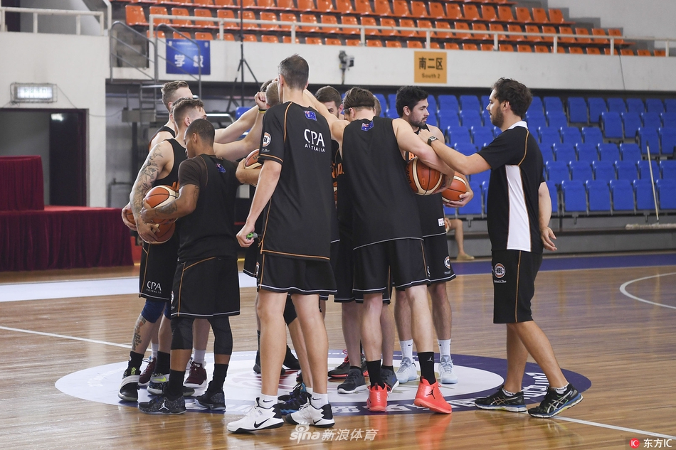 在北京体育大学的训练馆里，澳大利亚队球员正在进行拉伸，身体舒展间仿佛能听见肌肉低沉的咆哮，大战前的紧张气氛在安静的球馆内悄然弥漫。