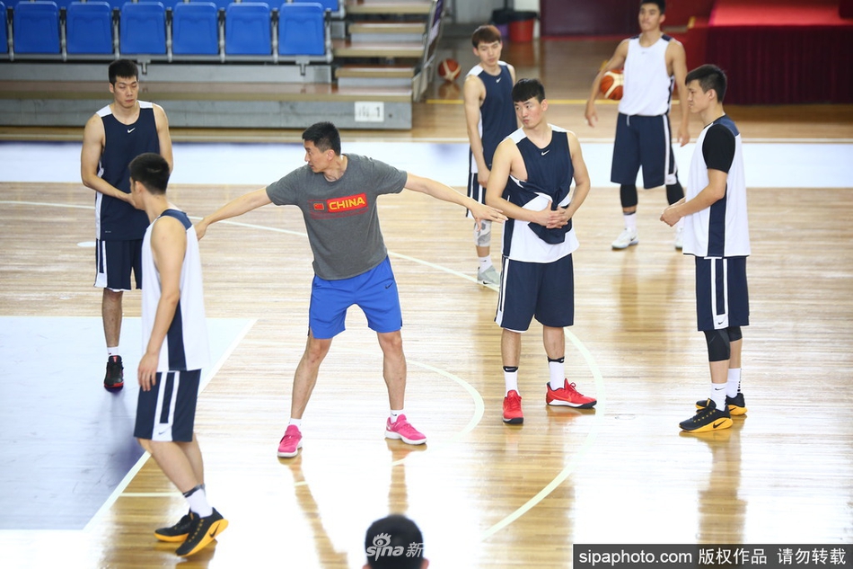 锋线大将李根在底角接球后果断出手，投篮手型稳定，篮球在空中划出一道完美的弧线