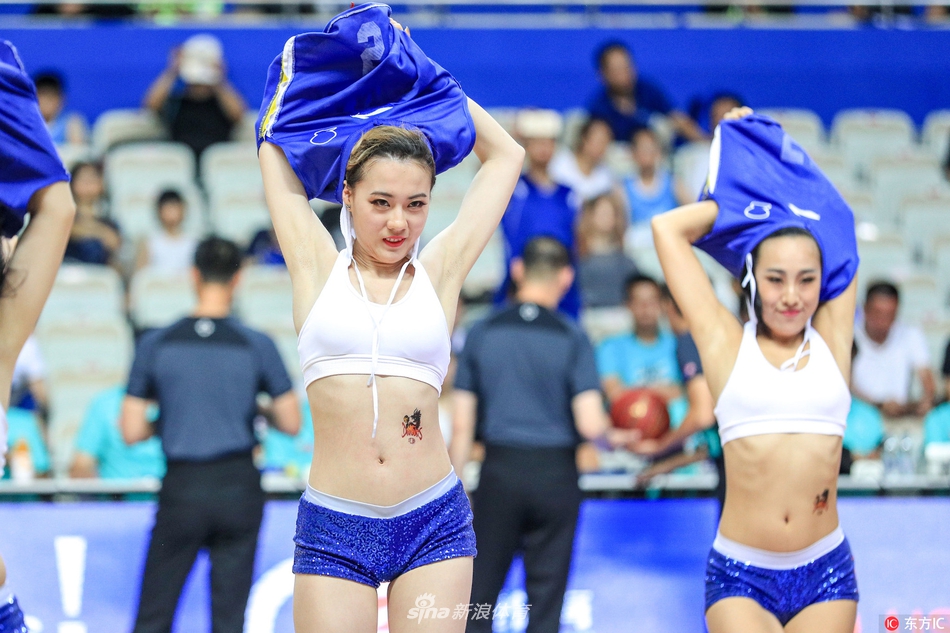 中场休息时,啦啦宝贝们变换队形,背对背摆出酷炫造型,眼神坚定有力,充分展现了现代女性的自信与风采。