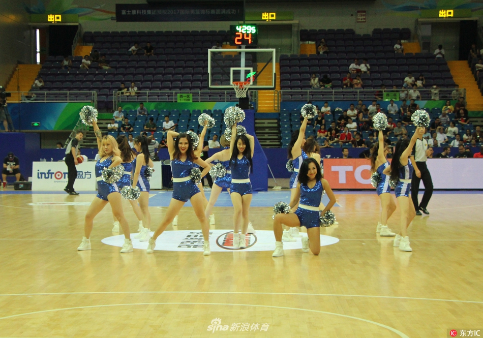 宝贝们围成圆圈,用灿烂的笑容和舞蹈为球员加油打气。