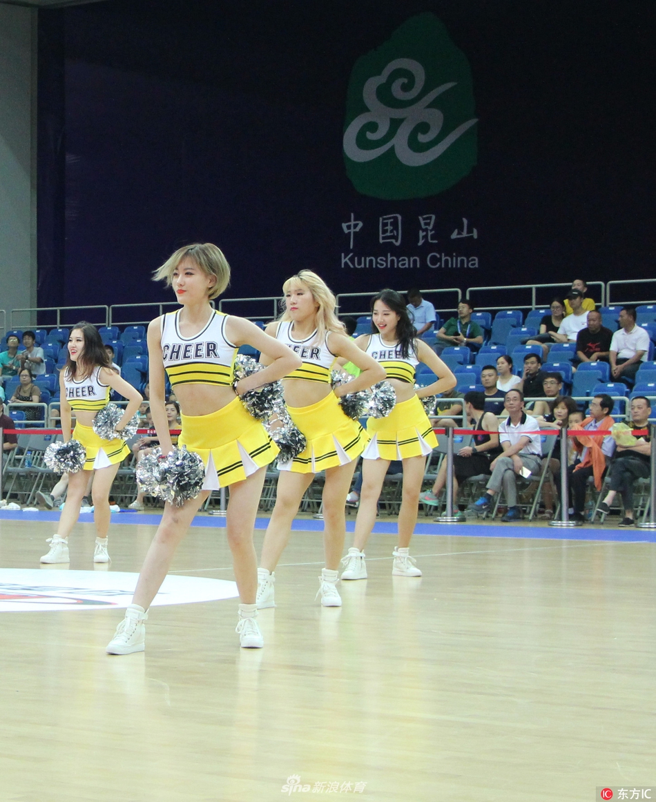 两位啦啦宝贝默契配合,展现优美舞姿,活力四射。