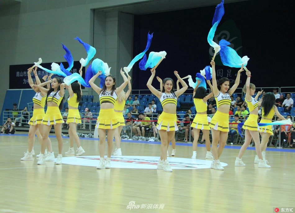 啦啦宝贝在球场上尽情舞动,秀发飘扬,散发青春魅力。