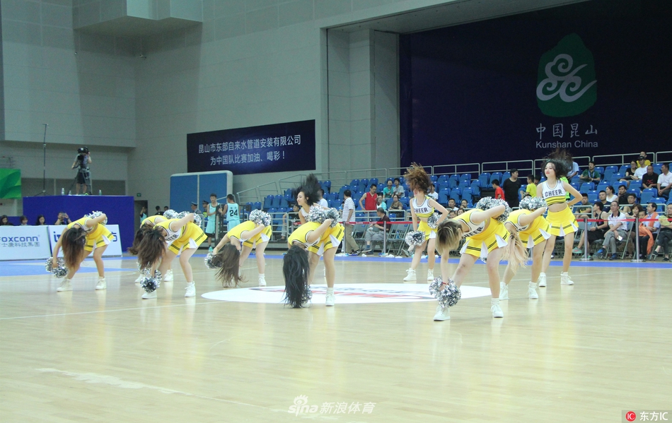 动感舞蹈瞬间,宝贝们整齐划一的动作令人赞叹。