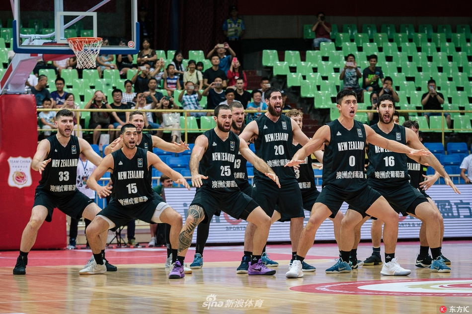 比赛结束后，中国男篮红队球员们聚拢在一起，击掌相庆，脸上洋溢着胜利的喜悦与自信。