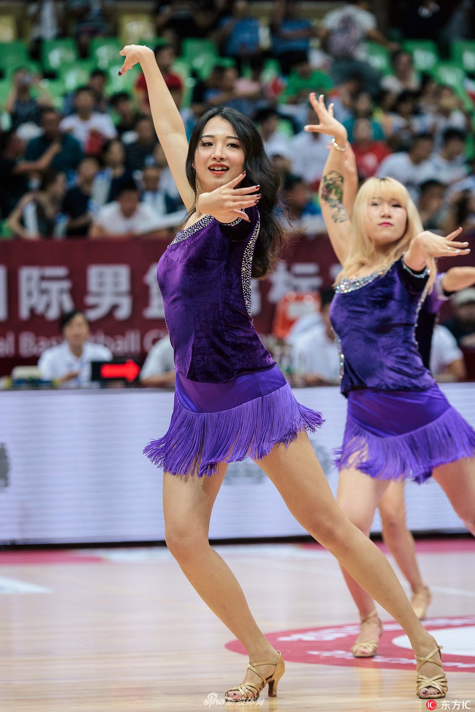 镜头定格在一位篮球宝贝的回眸瞬间,她身姿挺拔,流苏随动作摇曳,动感身影与场馆内绚烂灯光交织,宛如赛前最迷人的序曲。