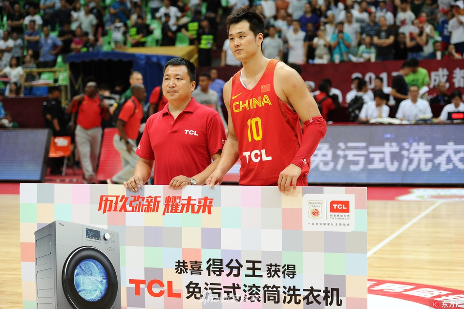 在对手的严密包夹之下，核心后卫赵继伟毫无惧色，他用一个灵巧的背后运球闪出空当，眼神坚定地寻找着前场的队友。