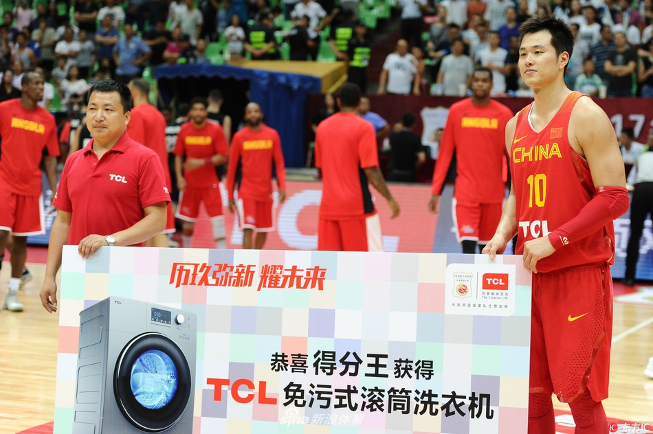 身穿红色战袍的孟铎在三分线外果断出手，篮球划过一道完美弧线直坠网窝，瞬间点燃了全场观众的激情。