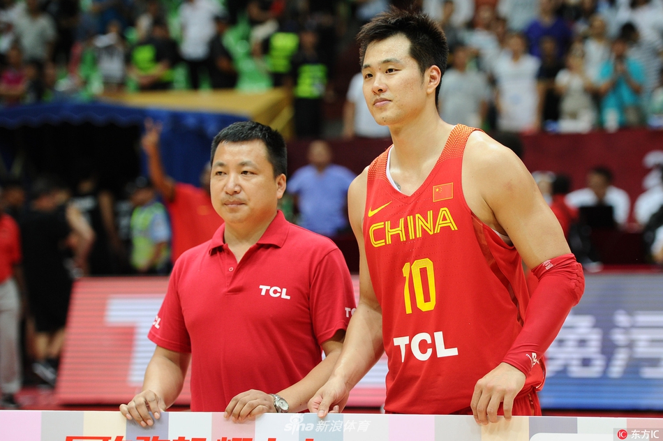 终场哨响，大比分领先的中国红队球员们轻松地围在一起，孟铎面带微笑，享受着胜利带来的喜悦与荣耀。