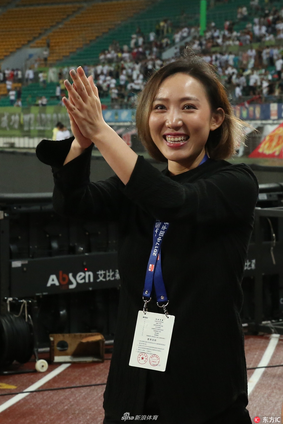 赛后谢场文筱婷向球迷竖起拇指