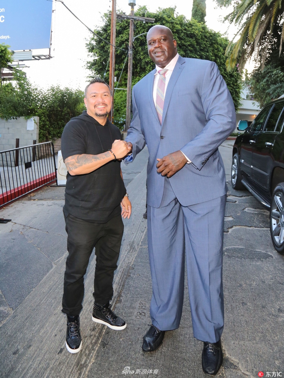 奥尼尔现身洛杉矶街头与小球迷亲密合影