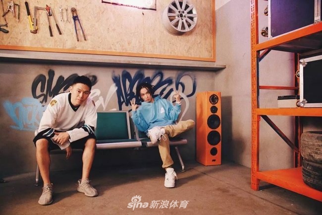 MV拍摄花絮中，欧阳靖与TT并肩站立，两人脚下的Yeezy与AJ4形成经典对比，身后色彩斑斓的涂鸦墙由亚洲涂鸦冠军团队ABS CREW亲手绘制