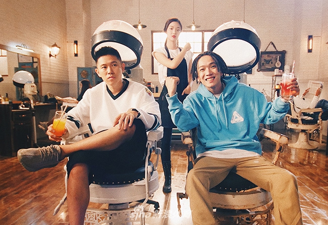 欧阳靖在MV拍摄现场神情专注，脚下那双极具辨识度的Yeezy 350 Boost 'Moonrock'在暖色灯光下质感尽显，宣告着说唱OG的潮流态度