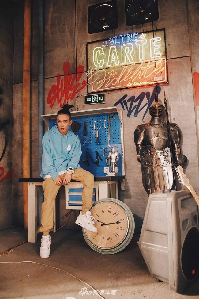 TT在MV拍摄现场随着节奏律动，脚下的Air Jordan 4 'Pure Money'在动态中展现出经典的鞋型轮廓，仿佛在诉说球鞋与说唱flow之间天然的默契