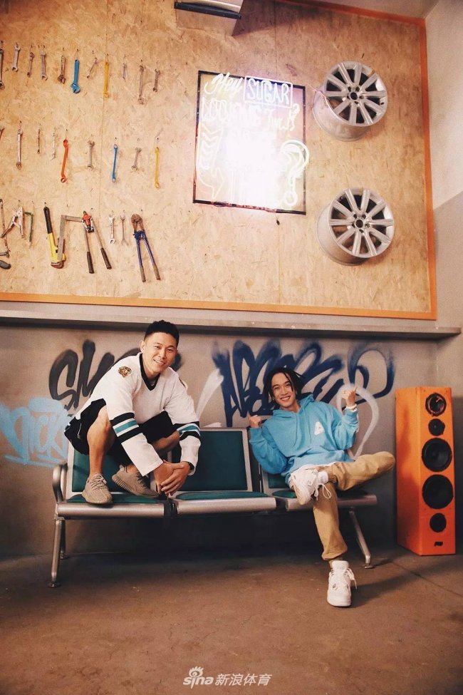 欧阳靖与TT在MV中相视而笑，两人脚下的Yeezy与AJ4同框出镜，这一刻球鞋不再是商品，而是连接两代嘻哈音乐人友谊与传承的潮流信物