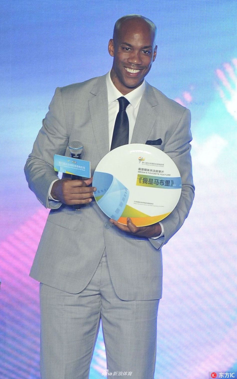 马布里在开幕式上手持话筒发言,他面带微笑,眼神坚定,正分享着自己跨界拍摄电影的感悟,以及对体育精神的理解。