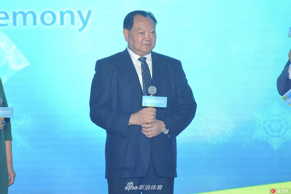 篮球巨星马布里身着深色西装,神采奕奕地站在印有冬奥元素的背景板前,举手投足间尽显巨星风范,引发现场阵阵欢呼。