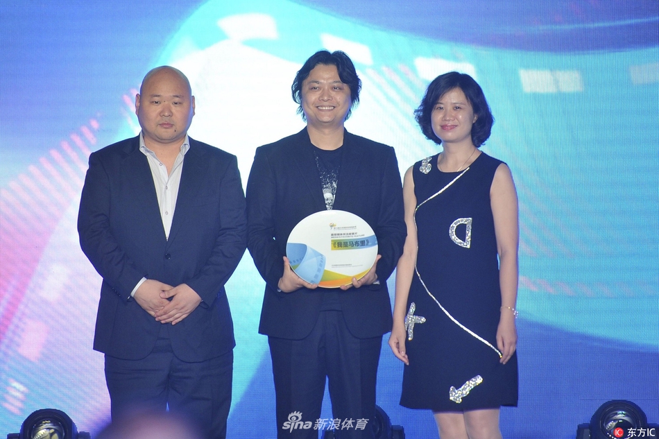 马布里与一位可爱的儿童嘉宾在台上亲切互动,他俯下身子与小朋友击掌,画面温馨有爱,展现出铁汉柔情的一面。