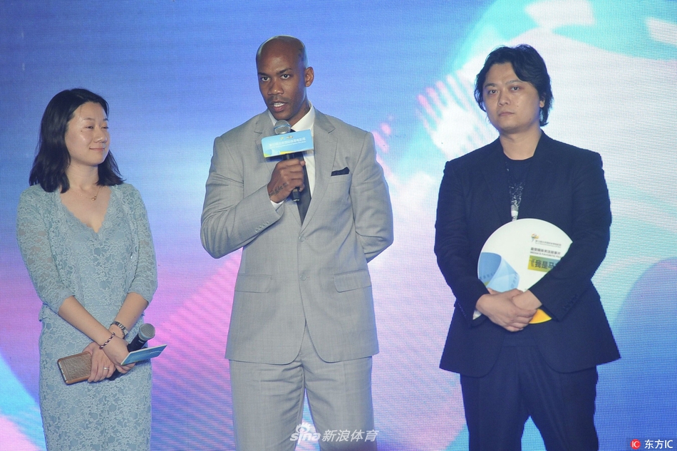 开幕式舞台上,众多嘉宾共同启动本届体育电影周,马布里作为特邀嘉宾站在舞台中央,与众人一起见证这一荣耀时刻。