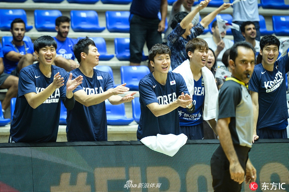 日本队归化球员伊拉-布朗在篮下强起攻筐,与韩国队的李钟贤发生激烈身体接触,肌肉碰撞的张力仿佛穿透了屏幕。