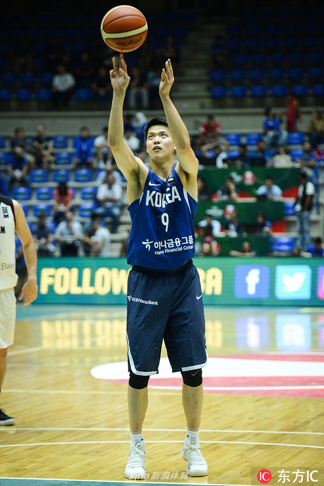 韩国队后卫在几名日本球员的围堵下,依然眼神坚毅地寻找着队友的接应点,场边替补席队友纷纷起立紧张观战。