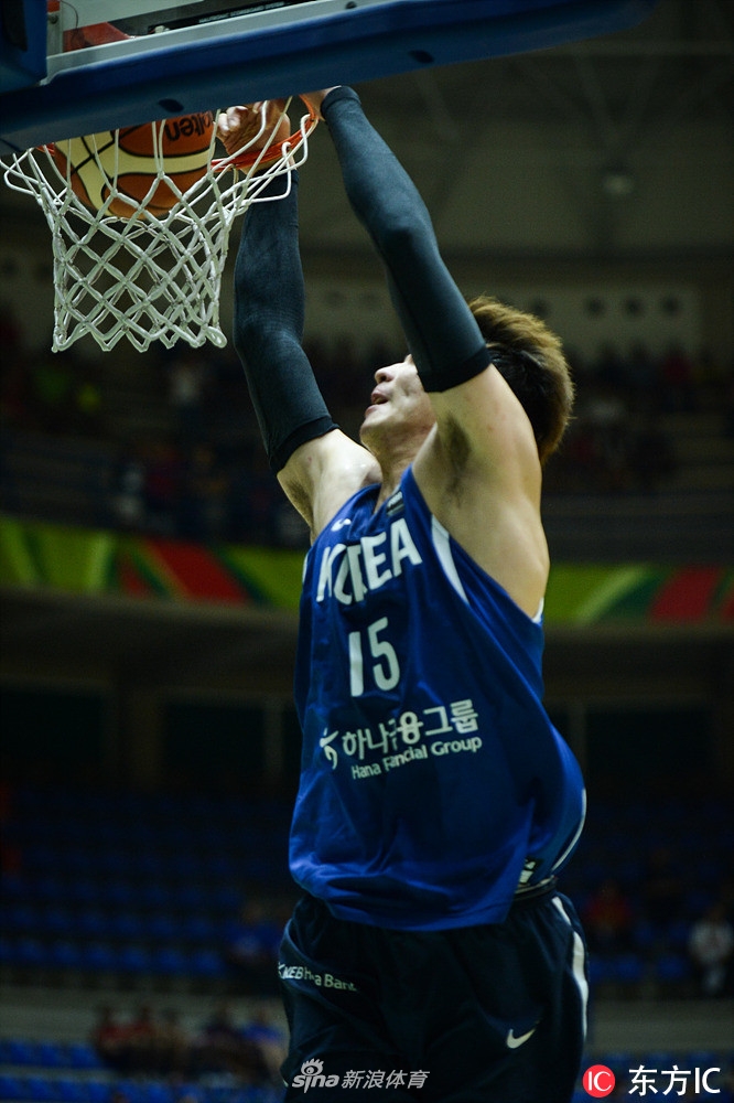 比赛结束后,韩国队球员们围成一圈,握紧拳头高声呐喊庆祝这场来之不易的逆转胜利,汗水映照着场馆的灯光。