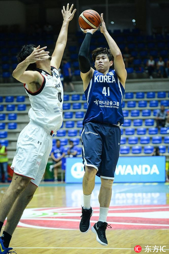 韩国队核心控卫金善亨快速运球穿越中场,他伸出手臂指挥队友落位,眼神中透露出一名老将的冷静与果断。