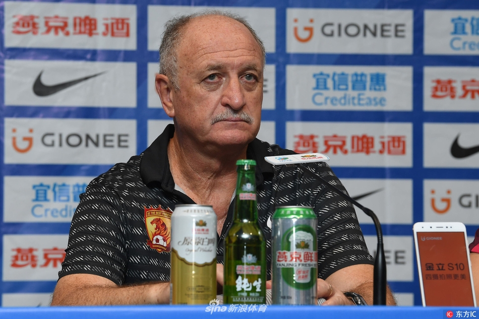 赛后混采区里，斯科拉里的脸上写满无奈与疲惫，而一旁的上港助教丹尼尔则意气风发，这一刻的对比仿佛是两支球队命运的交错剪影。