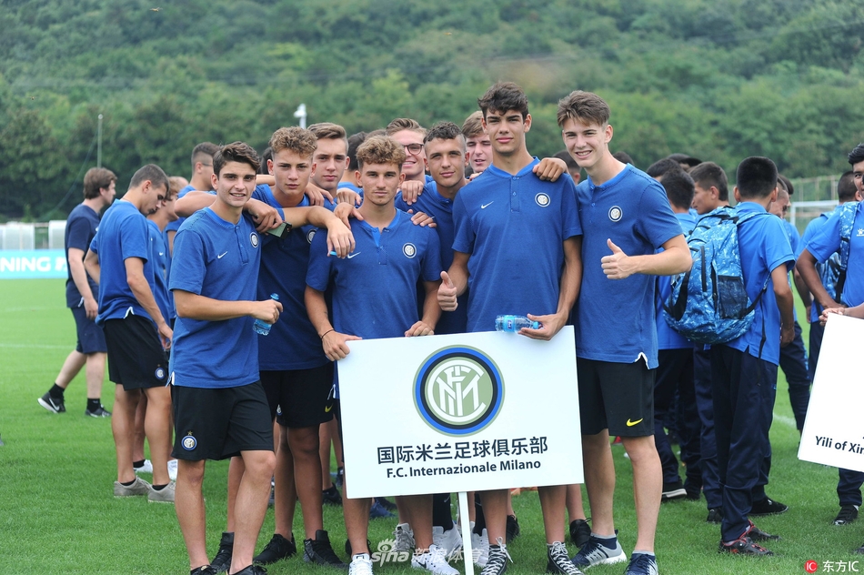 青少年国际足球邀请赛开幕卡佩罗为比赛开球