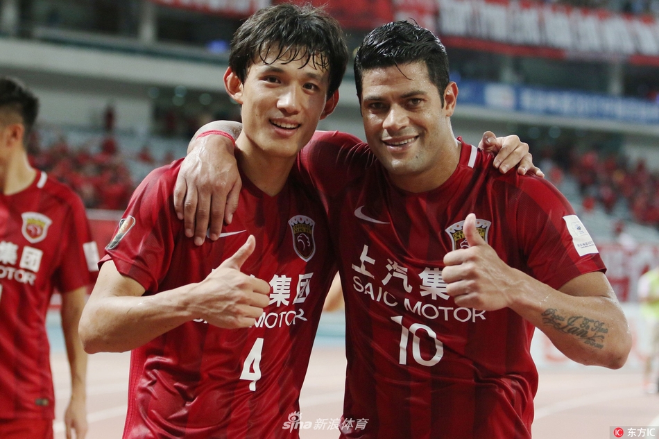 胜利的巡礼，在秋夜微风中，身披红色战袍的上海上港将士们手挽手向看台鞠躬致意，将这场荡气回肠逆转的喜悦与第八区第十二区涌动的红色人潮共享，画面定格在2017年盛夏的荣耀时刻。