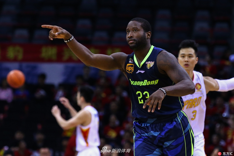 斯隆在训练结束后加练投篮，汗水浸湿了球衣，他依然一次次稳稳出手，用实际行动诠释着一名落选秀为了留在NBA所付出的不懈努力。