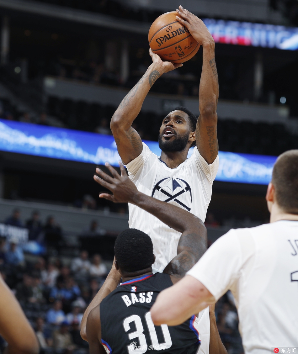 巴斯在比赛中积极卡位拼抢篮板，眼神专注肌肉紧绷，每一个细节都彰显着职业态度