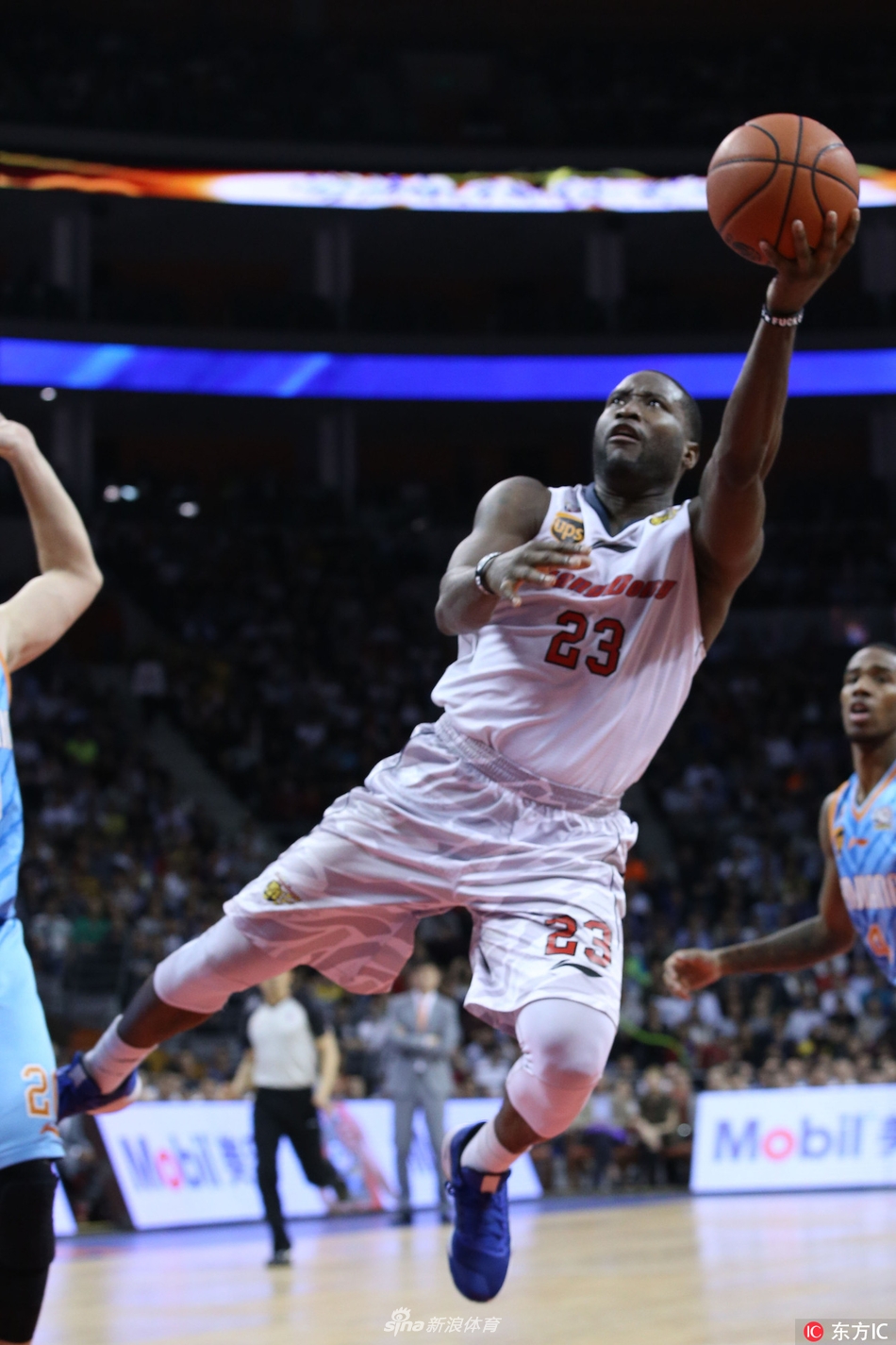 斯隆在奇才的媒体日上手持新球衣微笑合影，身后的背景板印有奇才队徽，他即将在这个崭新的舞台上，开启自己职业生涯的又一段征程。