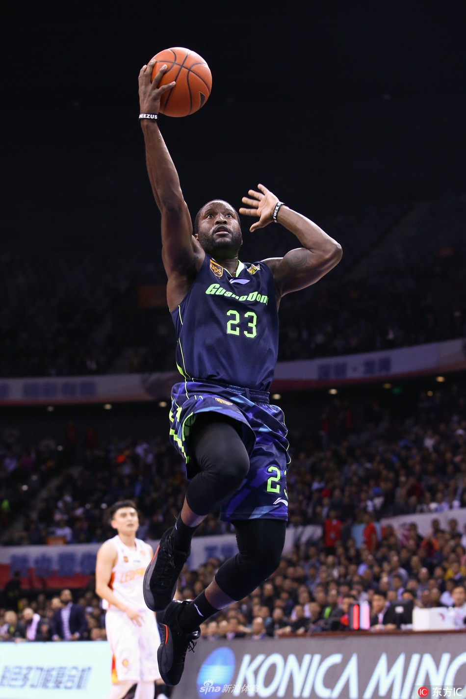 身披广东宏远战袍的斯隆在CBA赛场上演犀利突破，他闪电般过掉防守球员，面对补防的内线高高跃起，展现出不俗的个人攻击力。