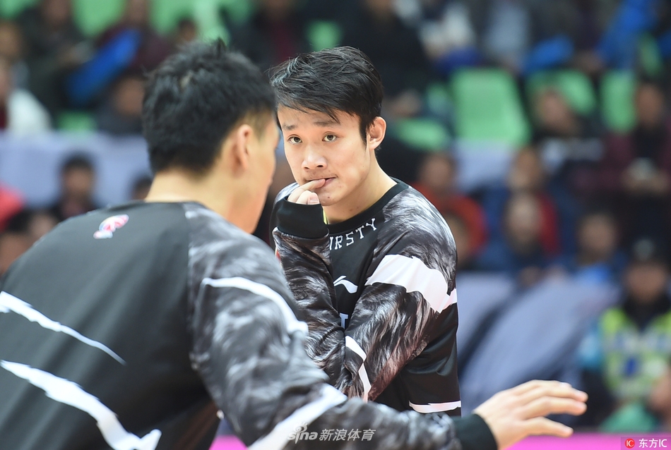 丁彦雨航在球队聚餐时露出腼腆而温暖的笑容,身边是并肩作战的兄弟,这一刻的温馨暂时抚平了伤病的痛楚