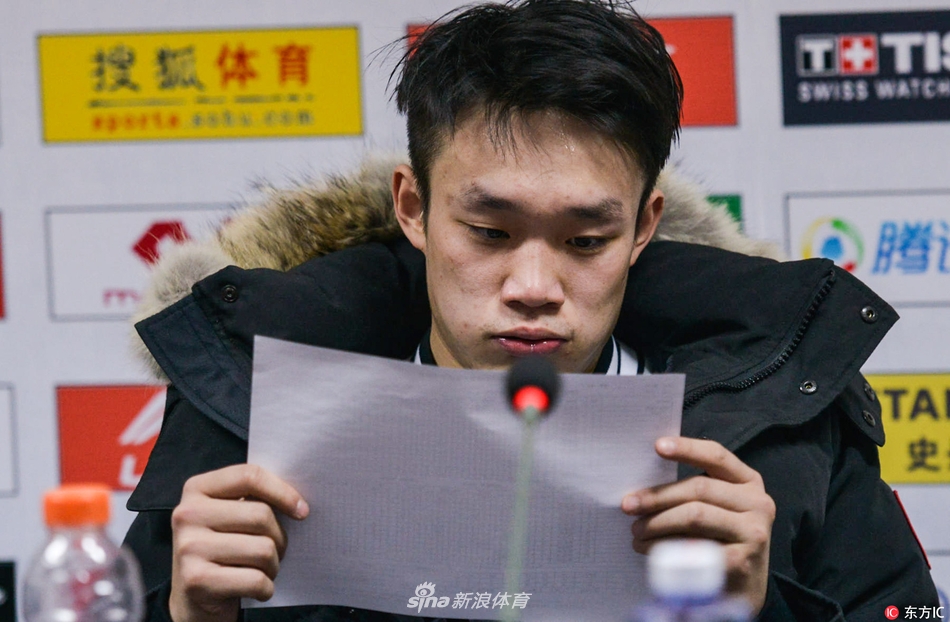 丁彦雨航手捧生日蛋糕,蛋糕上闪烁着烛光,周围是队友们模糊的笑脸,这个二十四岁的生日注定承载着青春与梦想