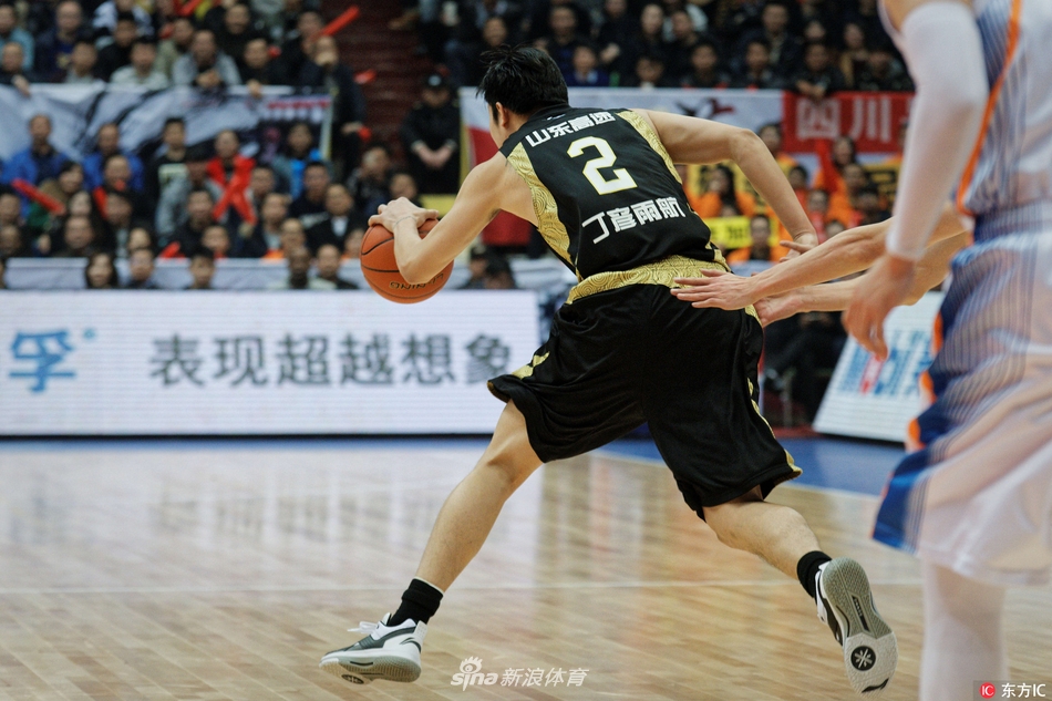 丁彦雨航在训练后汗水湿透了衣衫,他坐在场边用冰袋敷着膝盖,眼神望向远方,仿佛在思索如何战胜那看不见的伤病敌人