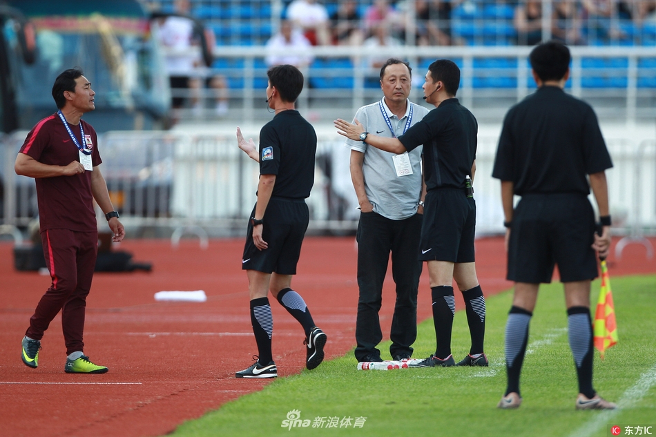 天津权健教练组图片