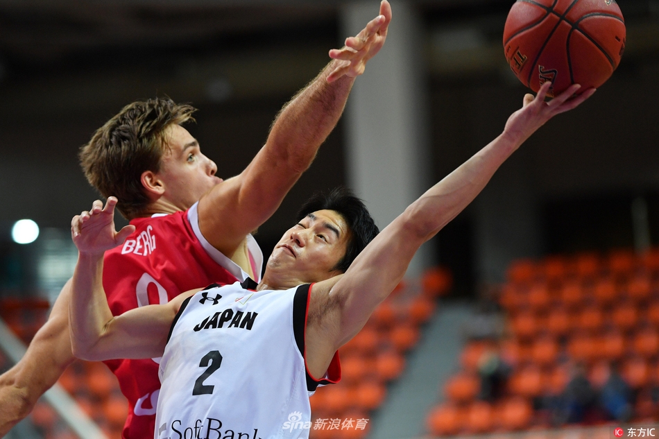 挪威队球员在突破上篮瞬间，身体对抗激烈，眼神坚定地盯着篮筐，红色球衣在阳光下格外醒目，整个画面充满了力量感与速度感。