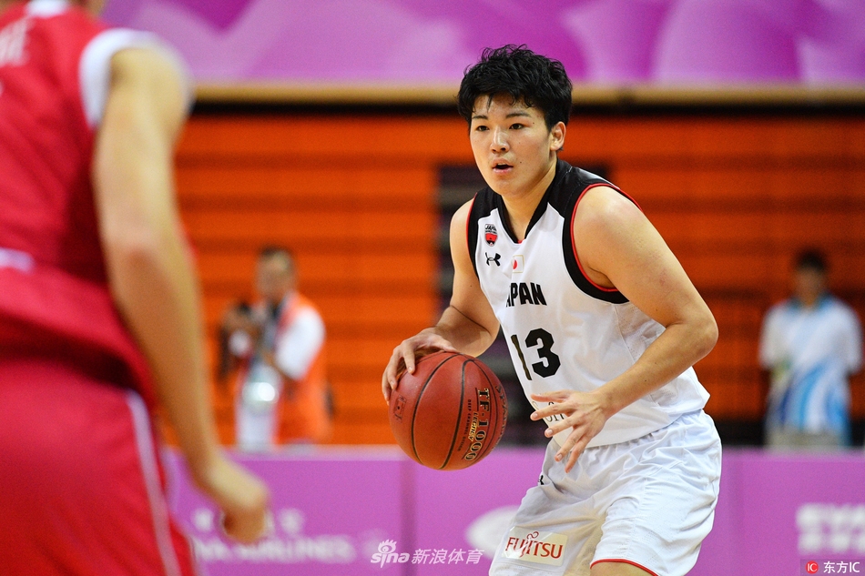 挪威队球员在命中关键投篮后，握拳怒吼庆祝，身后的队友纷纷举手示意，现场的氛围被瞬间点燃，展现了他们拿下这场关键比赛的激动心情。