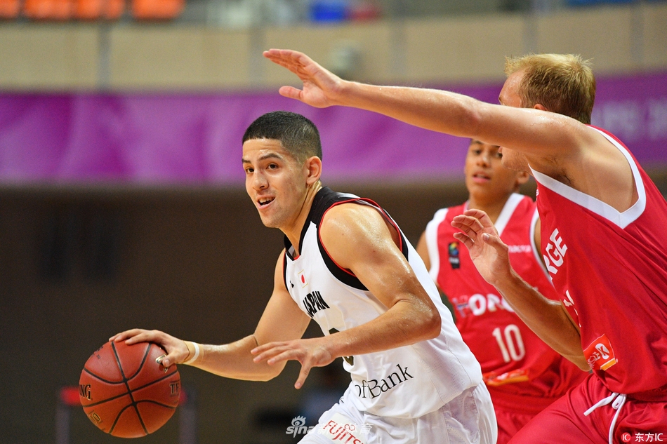 日本队主教练在场边大声呼喊，通过手势指挥着球员们的跑位和防守站位，焦急的神情显示出他对场上局势的关注，希望球队能尽快扭转局面。