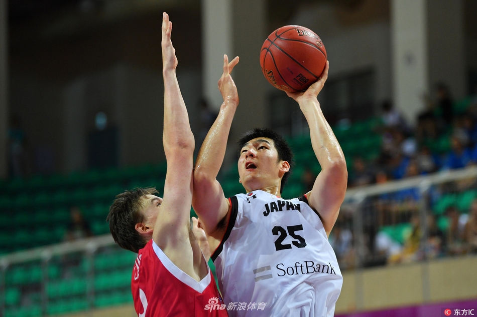 日本队后卫面对挪威队高大的防守球员，依然冷静地寻找传球路线，他的队友正在通过无球跑动试图拉开空间，现场观众的背景虚化处理突出了场上紧张的气氛。