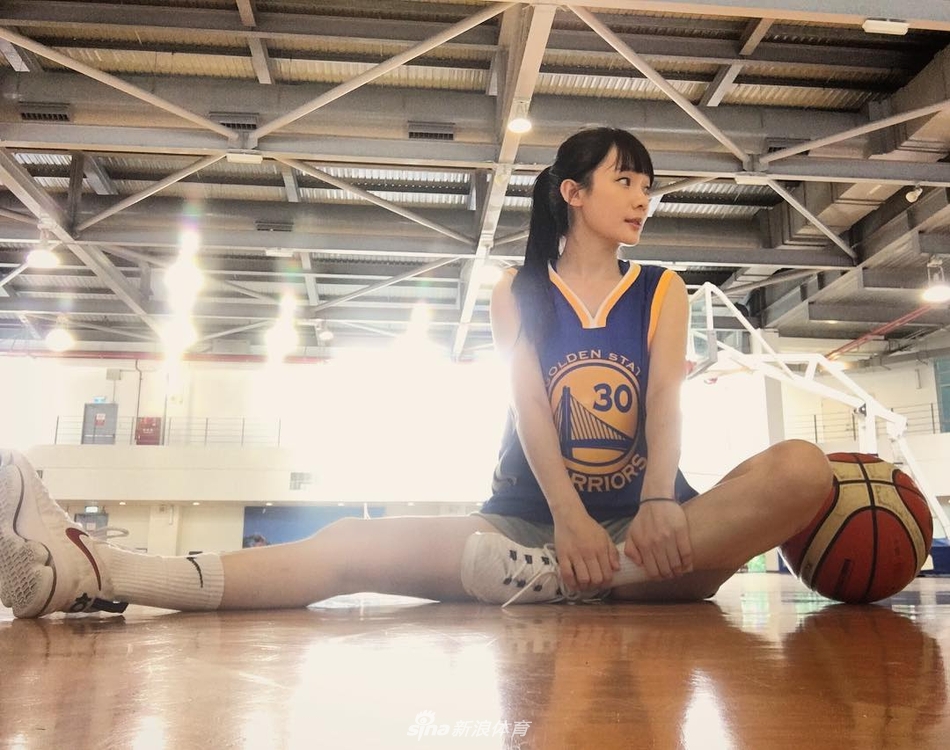 洗菜在球场上专注控球，眼神犀利，扎实的基本功和帅气的姿态丝毫不输男生。