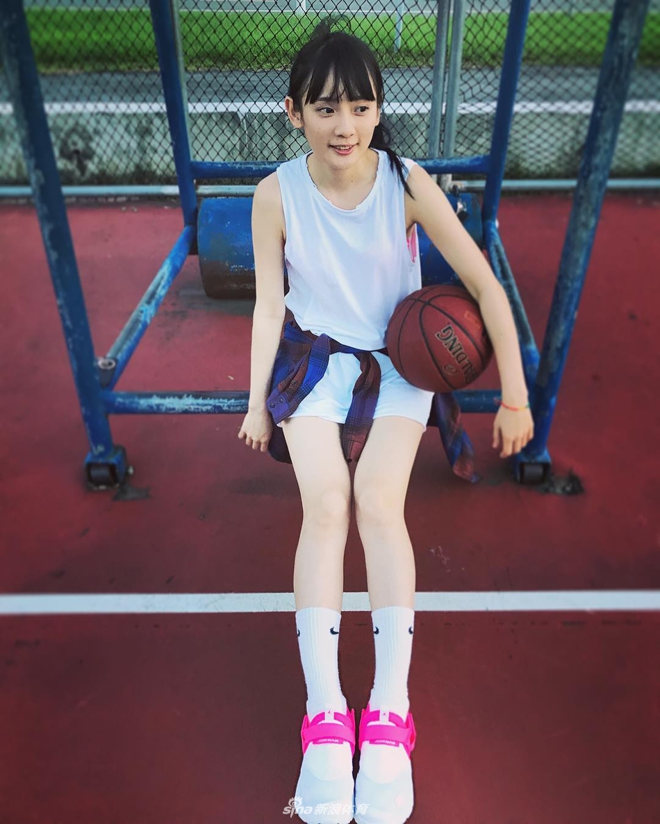 双手紧紧抱着篮球的洗菜，眼神中透露出对篮球纯粹的热爱与坚定。