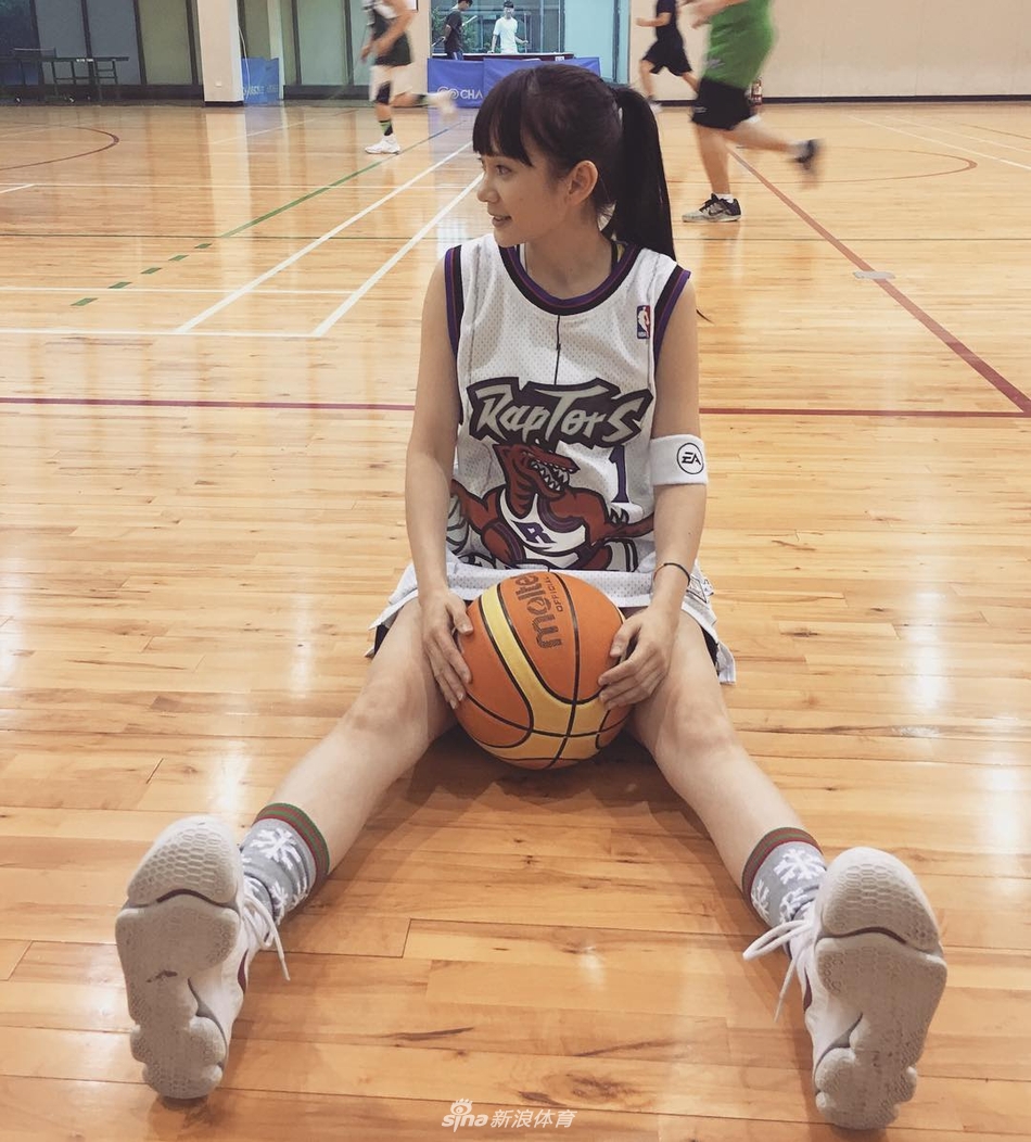 清纯台妹爱打篮球吸引众男生