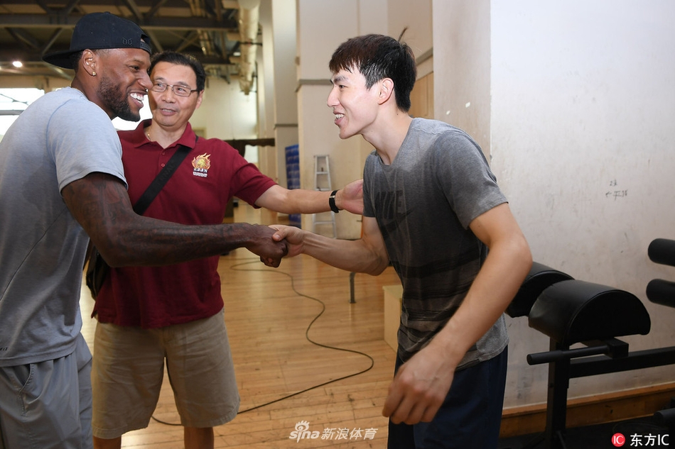 威姆斯换上了浙江队的训练背心，在体能教练的辅助下进行拉伸，身体线条流畅而充满力量，汗水在灯光下闪烁，预示着新赛季的拼搏即将开始。