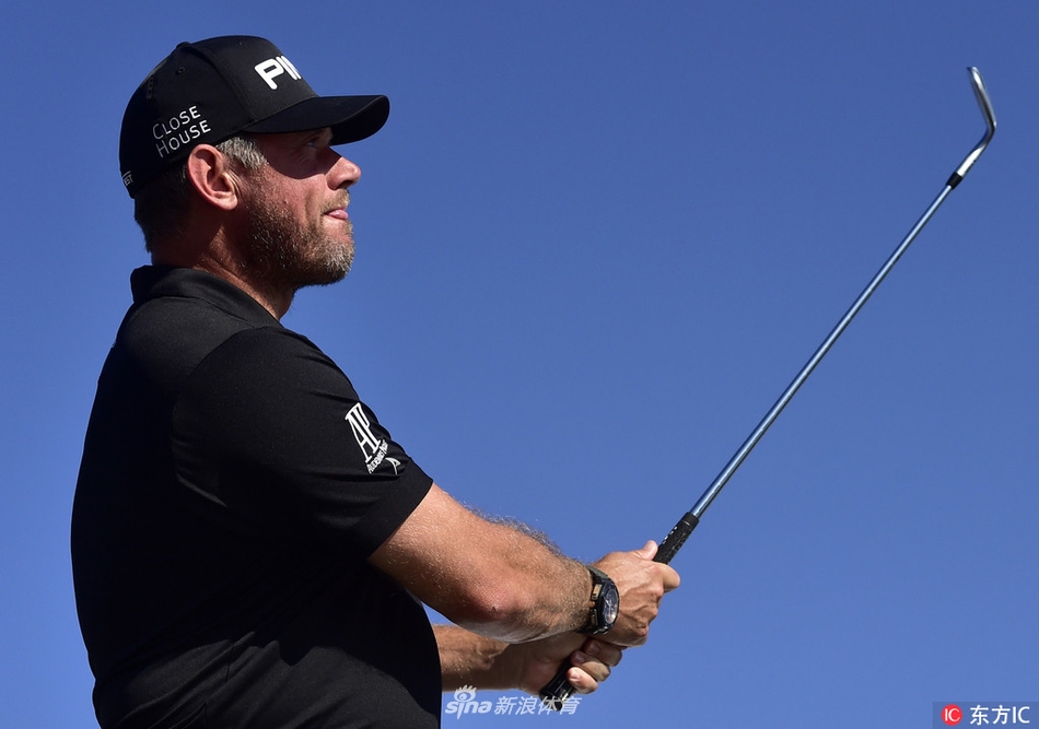 伏尔塔瓦河上的高尔夫浮台特写,白色球洞在木质平台上格外醒目,等待着球星们从游船上发起挑战。