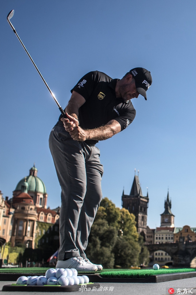 凯梅尔与维斯特伍德在游船甲板上并肩站立,眺望布拉格城景,两人放松的神情中透露出对比赛周的期待。