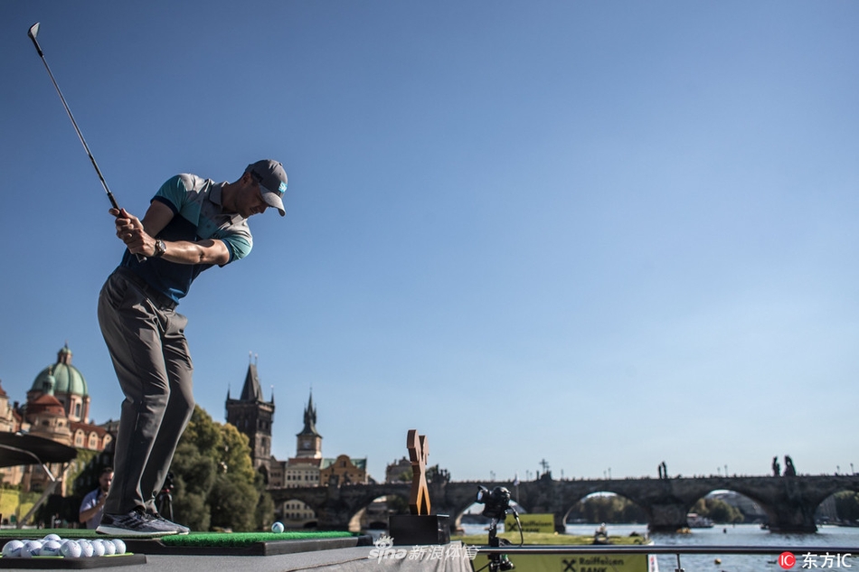 表演活动现场全景,游船、浮台与岸边聚集的观众共同构成一幅生动的画面,布拉格城堡在远方静静矗立。