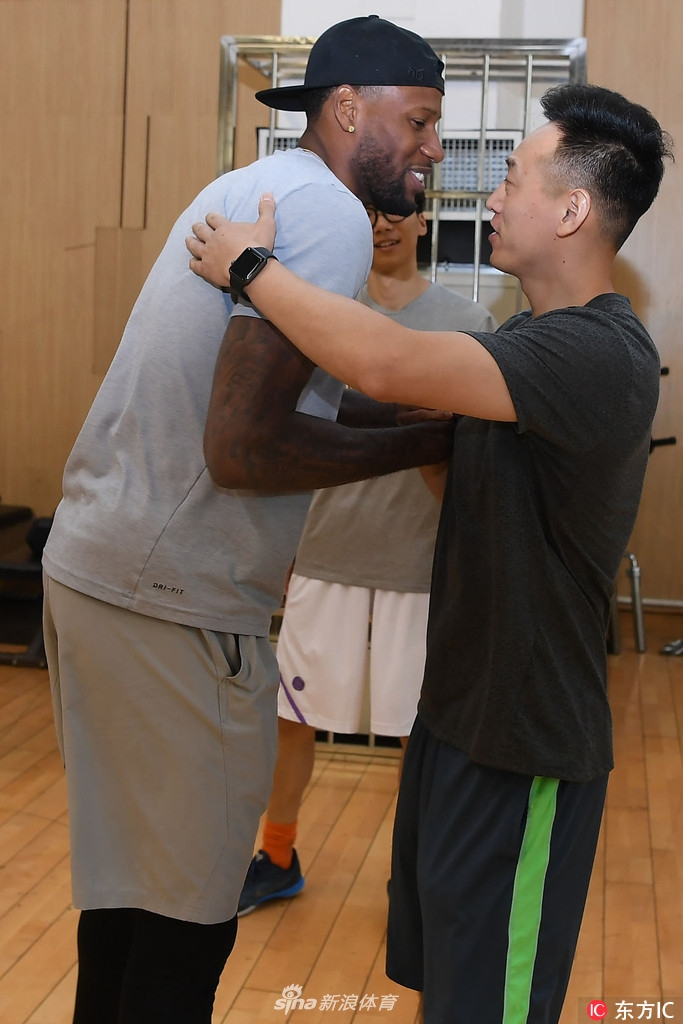 会议室中，威姆斯在翻译的帮助下与教练组进行沟通，蒋兴权和刘维伟耐心地为他讲解战术板上的跑位，新的战术体系正在这支全新的队伍中生根发芽。