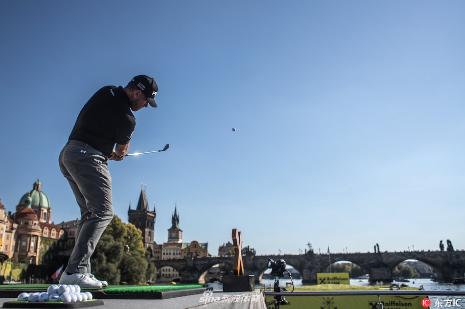 李·维斯特伍德在赛前新闻发布会上露出标志性的沉稳微笑,仿佛对即将开始的比赛周成竹在胸。